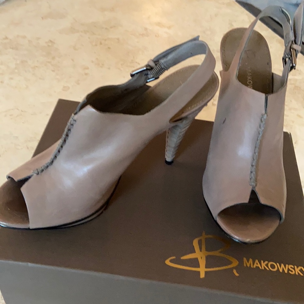 B.Makowsky grey woven heels. 7.5